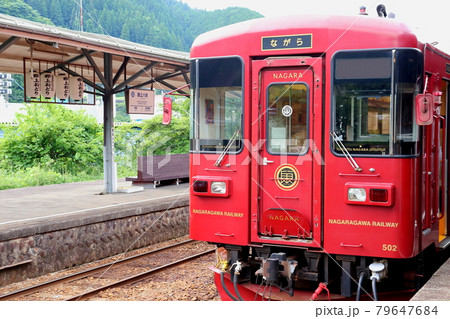 長良川鉄道　郡上八幡駅に停車する観光列車ながら 79647684