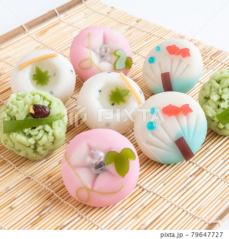 すだれに乗せた夏の和菓子 上生菓子の写真素材
