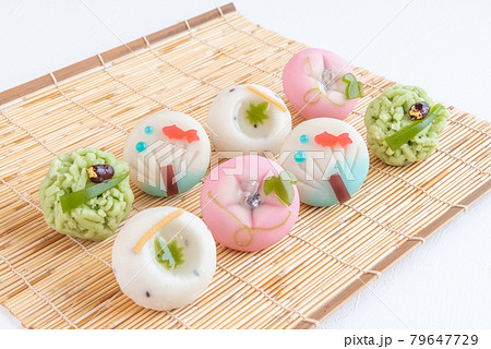 すだれに乗せた夏の和菓子 上生菓子の写真素材