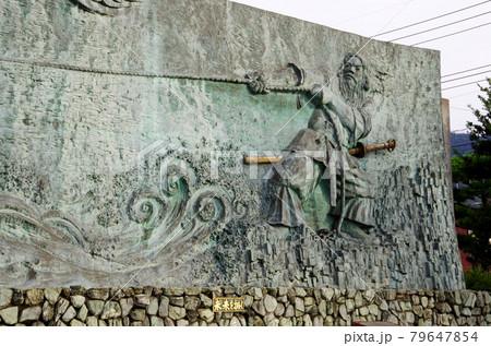 出雲大社前の島を引っ張る神様の像 出雲大社前の島を引っ張る神様の像 79647854