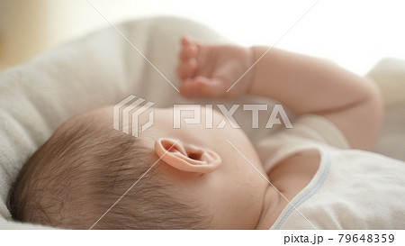 眠っている赤ちゃんの顔アップ 79648359