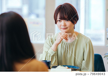 カフェで食事しながら困る女性 79649043