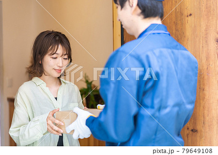 デリバリーを受け取る若い女性 デリバリーを受け取る若い女性 79649108