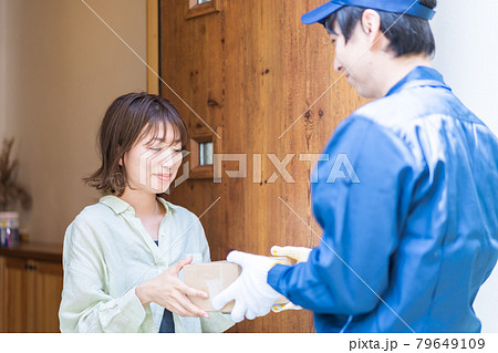 デリバリーを受け取る若い女性 デリバリーを受け取る若い女性 79649109