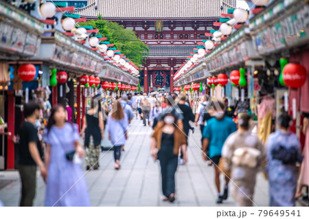 日本の東京都市景観 4度目の宣言初日…変異株感染爆発…五輪“狂行”…浅草寺にも人出…＝7月12日 79649541