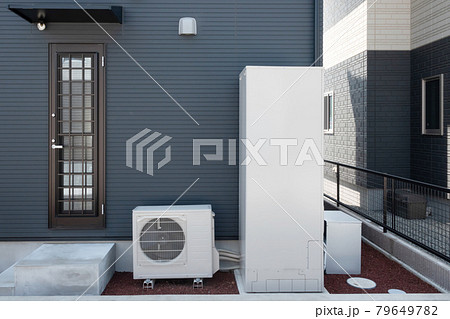 住宅設備　電気給湯器　エアコン室外機 79649782