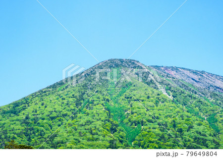 新緑の男体山　（中禅寺湖より） 79649804