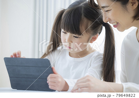 6歳の女の子とママ タブレット学習 6歳の女の子とママ タブレット学習 79649822