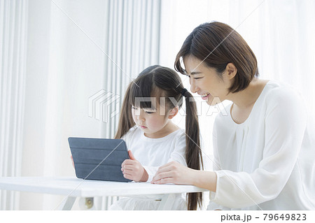 6歳の女の子とママ タブレット学習 6歳の女の子とママ タブレット学習 79649823