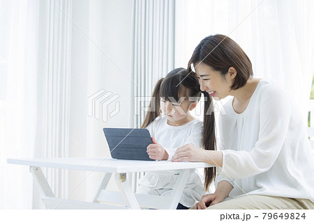 6歳の女の子とママ タブレット学習 6歳の女の子とママ タブレット学習 79649824