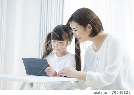6歳の女の子とママ タブレット学習 6歳の女の子とママ タブレット学習 79649825