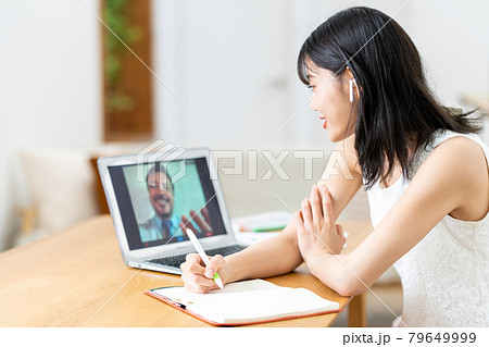 オンライン英会話で勉強する若い女性 79649999