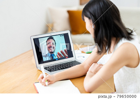 オンライン英会話で勉強する若い女性 オンライン英会話で勉強する若い女性 79650000