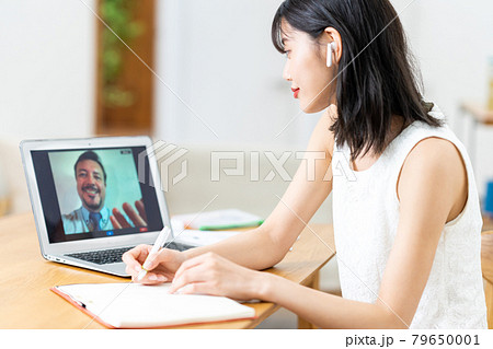オンライン英会話で勉強する若い女性 オンライン英会話で勉強する若い女性 79650001