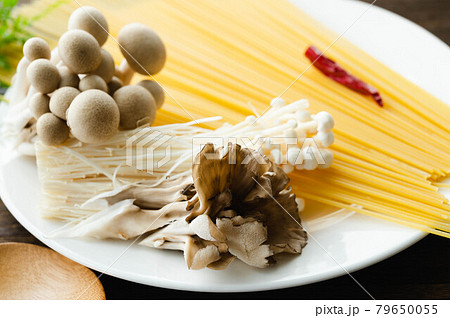 和風きのこパスタの材料 和風きのこパスタの材料 79650055
