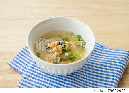 味噌玉にお湯を入れて作る味噌汁 味噌玉にお湯を入れて作る味噌汁 79650065