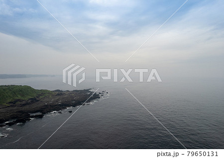 曇天の岬と海 79650131