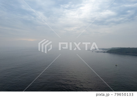 曇天の岬と海 79650133