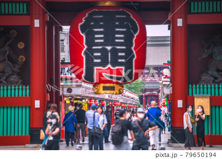 日本の東京都市景観 4度目の宣言初日…変異株感染爆発…五輪“狂行”…浅草寺にも人出…＝7月12日 79650194