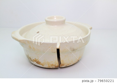 真っ二つに割れた土鍋 真っ二つに割れた土鍋 79650221