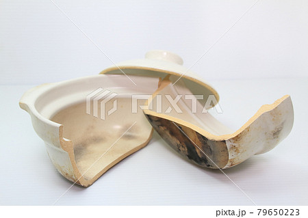 真っ二つに割れた土鍋 79650223