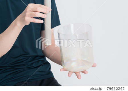 クリスタルボウル サウンドヒーリング 手元のアップ 79650262