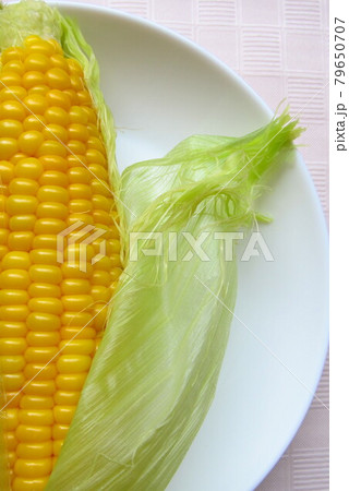 美味しそうなとうもろこし 79650707