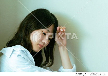 不調に悩む女性 79650785