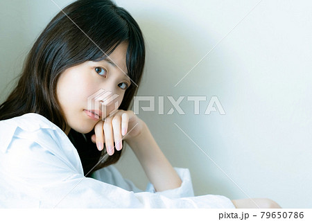 不調に悩む女性 不調に悩む女性 79650786