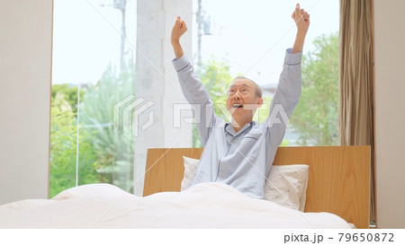 寝室でストレッチをする高齢者 寝室でストレッチをする高齢者 79650872