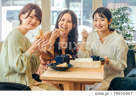 女子会 ランチ カフェ 飲食店にきた女性たちの写真素材