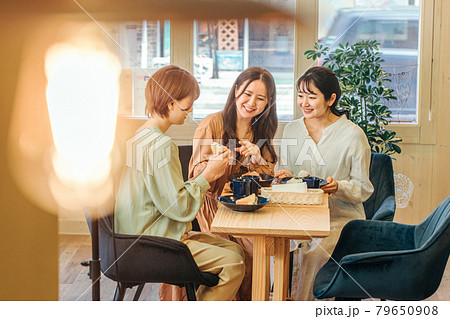 女子会・ランチ・カフェ・飲食店にきた女性たち 79650908