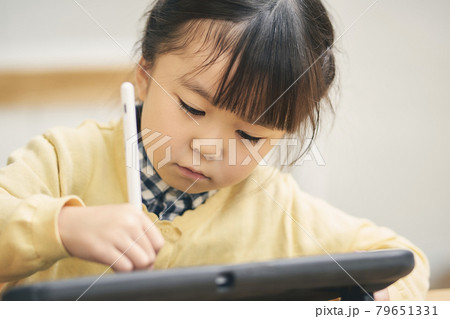 タブレット学習をする子ども 79651331