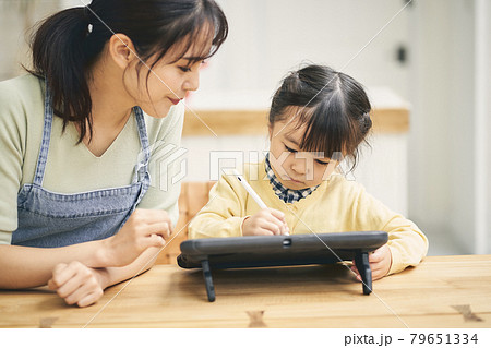 タブレット学習をする子どもと母親 79651334