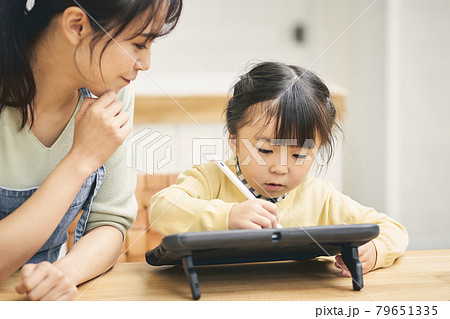 タブレット学習をする子どもと母親 79651335