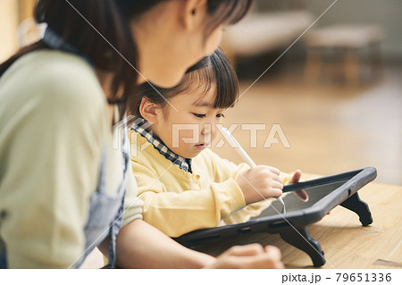 タブレット学習をする子どもと母親 79651336