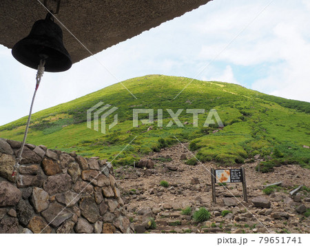 初夏のスガモリ越え避難小屋愛の鐘と三俣山 大分県玖珠郡九重町田野 初夏のスガモリ越え避難小屋愛の鐘と三俣山 大分県玖珠郡九重町田野 79651741