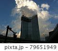 都会のビルと夏の雲 79651949