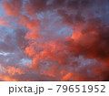 夏の夕暮れ時にオレンジ色に染まった雲 79651952