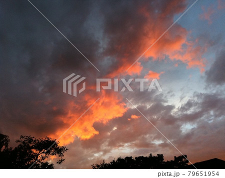 夏の夕暮れ時にオレンジ色に染まった雲 夏の夕暮れ時にオレンジ色に染まった雲 79651954