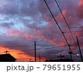 夏の夕暮れ時にオレンジ色に染まった雲 79651955