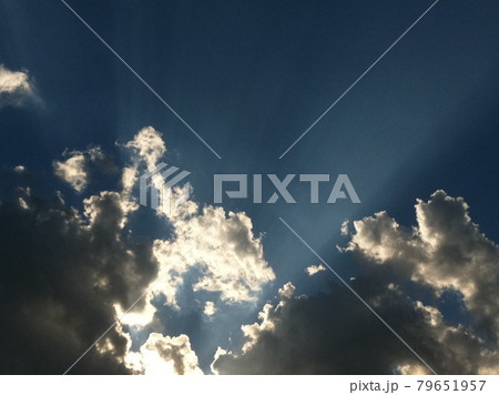 夏の青空と光る雲 夏の青空と光る雲 79651957