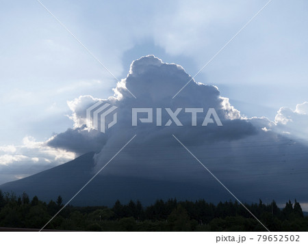 風景、写真 岩手山を飲み込む積乱雲 太陽光が透けて見える雲 高山に架かる雲 太陽を覆い隠す雲 風景、写真 岩手山を飲み込む積乱雲 太陽光が透けて見える雲 高山に架かる雲 太陽を覆い隠す雲 79652502