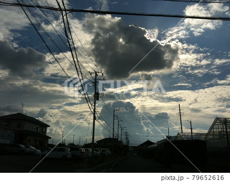 夏の午後の青い空とたくさんの雲たち 夏の午後の青い空とたくさんの雲たち 79652616