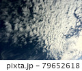 秋の空に現れたうろこ雲 79652618