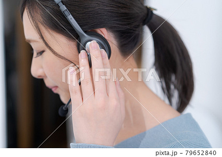 ヘッドセット　女性　横顔 79652840