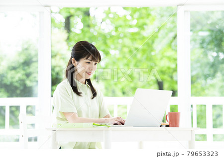 女性 テレワーク 女性 テレワーク 79653323
