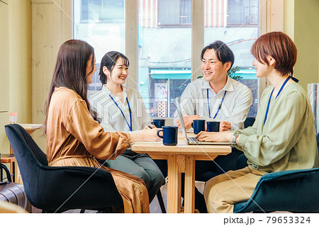 会議する会社員 会議する会社員 79653324