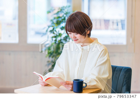 カフェで本を読む女性 カフェで本を読む女性 79653347