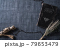 デニム背景のヴィンテージな雰囲気あるデザイン素材 79653479